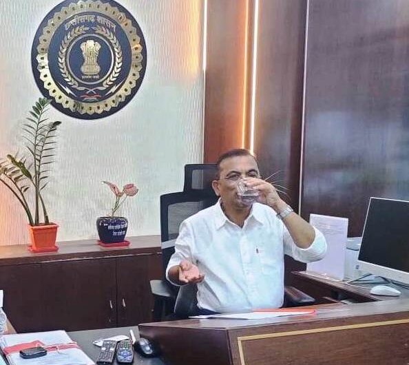 फाइलेरिया उन्मूलन का संदेश: कलेक्टर ने स्वयं दवा खाकर नागरिकों को किया जागरूक