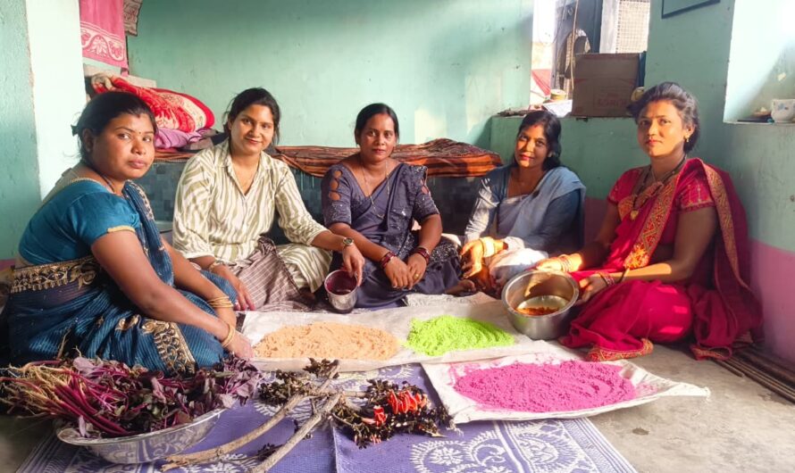हर्बल गुलाल से आत्मनिर्भरता की ओर: समूह की महिलाएं पलास, चुकंदर एवं पालक के पत्तों से बना रही हर्बल गुलाल
