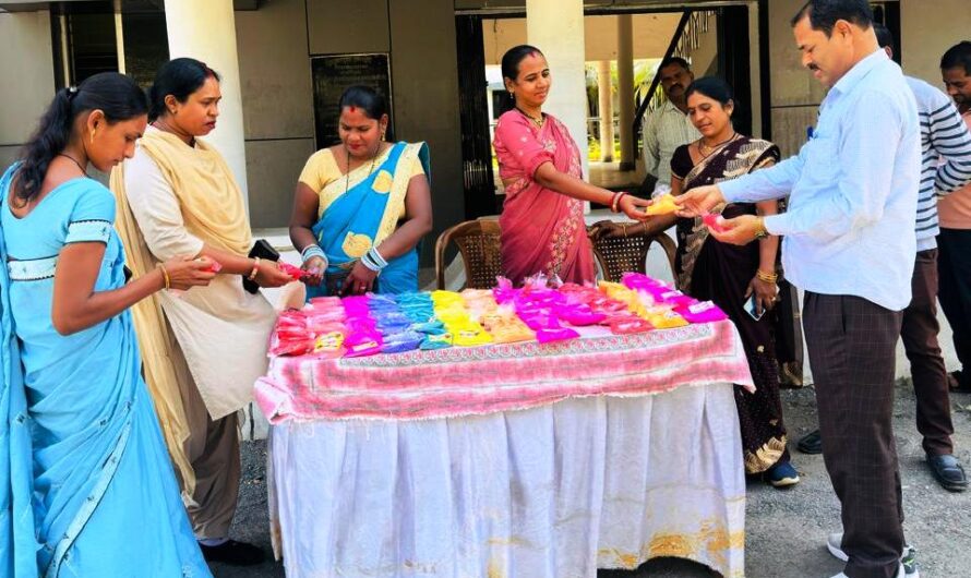 स्व-सहायता समूह की दीदियों ने कलेक्टोरेट और जिला पंचायत में लगाया प्राकृतिक रंगों से बने गुलाल का स्टॉल
