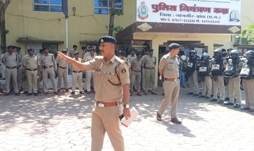 होली पर्व की सुरक्षा व्यवस्था को मद्देनजर रखते हुए जांजगीर पुलिस द्वारा निकाला गया जिले में फ्लैग मार्च