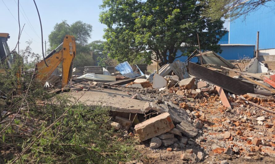 जिला प्रशासन द्वारा अतिक्रमण हटाने की गई कार्रवाई की गई
