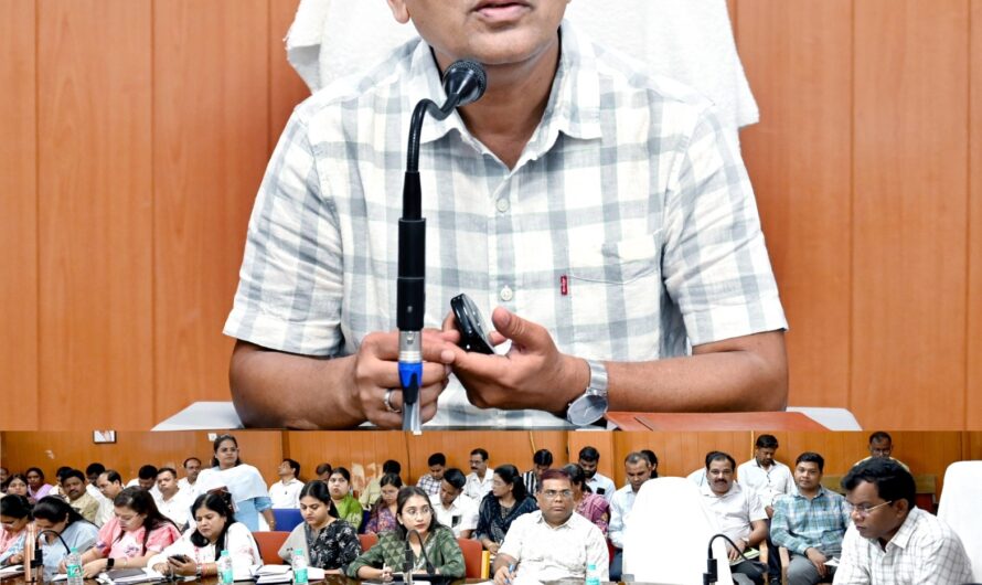 कलेक्टर ने ली साप्ताहिक समय सीमा की बैठक, लंबित प्रकरणों के त्वरित निराकरण के दिए निर्देश