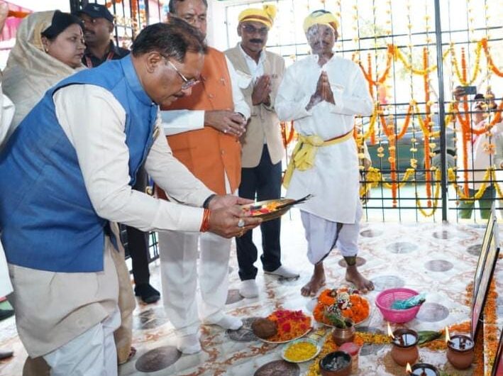 मुख्यमंत्री विष्णुदेव साय ने बड़ादेव की पूजा कर प्रदेशवासियों की सुख-समृद्धि की कामना