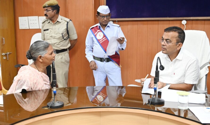 कलेक्टर ने जनदर्शन में संवेदनशीलता से सुनी नागरिकों की समस्याएं
