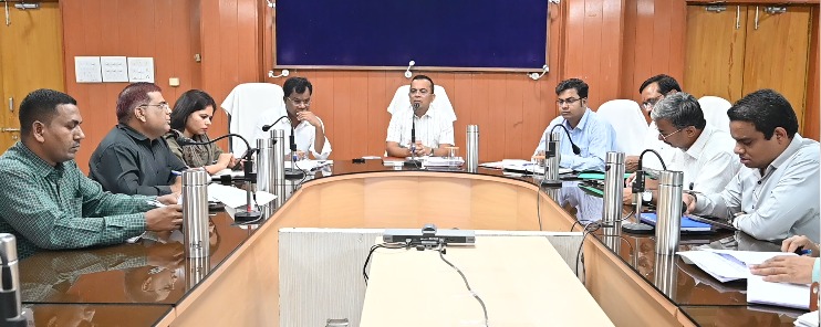 कलेक्टर जन्मेजय महोबे ने ली जिला स्वच्छ भारत मिशन (ग्रामीण) की समीक्षा बैठक
