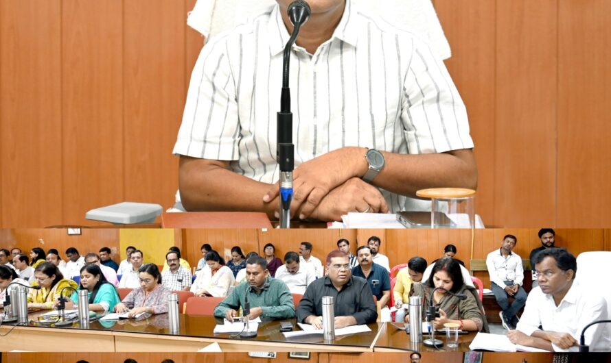 कलेक्टर जन्मेजय महोबे ने ली साप्ताहिक समय सीमा की बैठक
