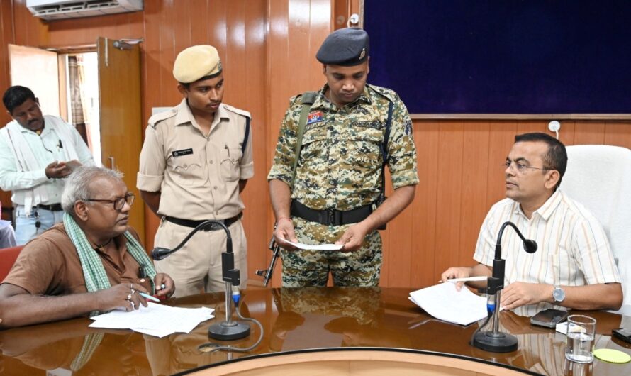 जिले के दूरस्थ क्षेत्रों से आए नागरिकों ने जनदर्शन में बताई अपनी समस्याएं